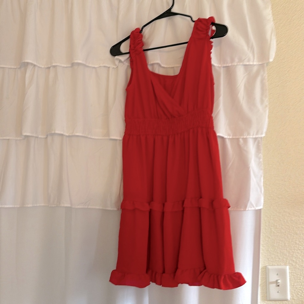 Brand New! Never worn! Size medium 
Short red dressss so cute